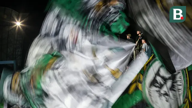 Foto: Saling Respek Antara Brigata Curva Sud dan Bobotoh di Laga Persib Bandung Vs PSS Sleman