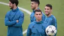 Striker Real Madrid, Cristiano Ronaldo, saat latihan jelang laga Liga Champions di Stadion Allianz, Turin, Senin (2/4/2018). Real Madrid akan berhadapan dengan Juventus. (AFP/Marco Bertorello)