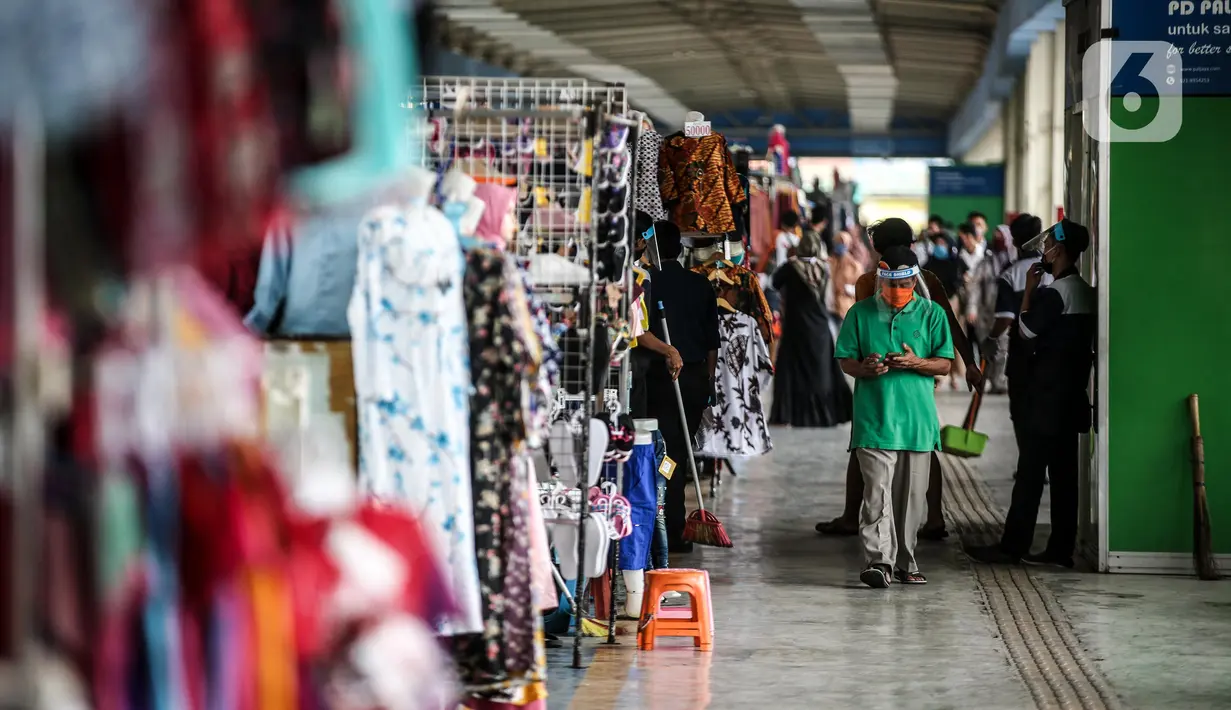 Warga mengenakan masker dan pelindung wajah saat melintas Jembatan Penyeberangan Multiguna atau Skybridge Tanah Abang, Jakarta, Jumat (19/6/2020). Kendati pusat perbelanjaan telah dibuka sejak 15 Juli 2020, aktivitas jual beli di Skybridge Tanah Abang terpantau sepi. (Liputan6.com/Faizal Fanani)