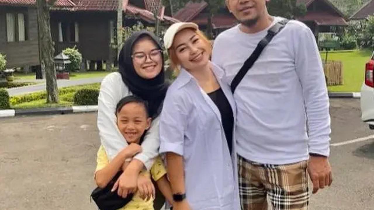9 Potret Kenangan Mpok Alpa dan Sherly Anak Sulungnya, dari Momen Penuh Keceriaan hingga Perpisahan