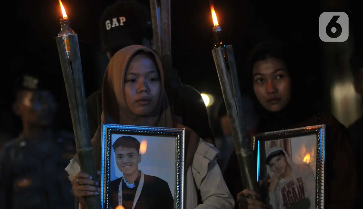Para pelajar juga membawa spanduk, bingkai foto para korban dan api obor. (merdeka.com/Imam Buhori)