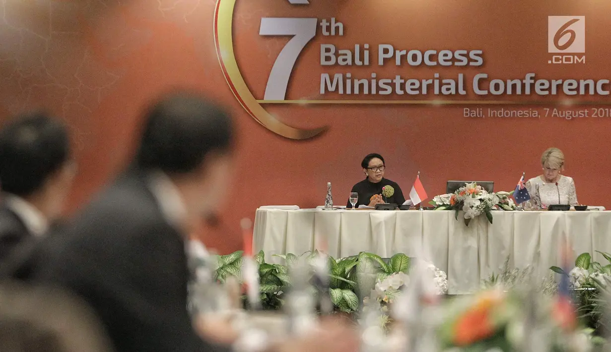 Menteri Luar Negeri RI Retno Marsudi dan Menteri Luar Negeri Australia, Julie Bishop membuka Bali Process Ministerial Forum di Nusa Dua, Bali, Selasa (7/8). Bali Process dihadiri oleh 26 Menteri/pejabat setingkat Menteri. (Liputan6.com/Faizal Fanani)