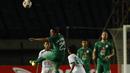 Gelandang PS Sleman, Kim Jeffrey Kurniawan (kiri) menghalau bola di udara saat melawan Persebaya Surabaya dalam laga Grup C Piala Menpora 2021 di Stadion Si Jalak Harupat, Bandung, Rabu (7/4/2021). (Bola.com/Ikhwan Yanuar)