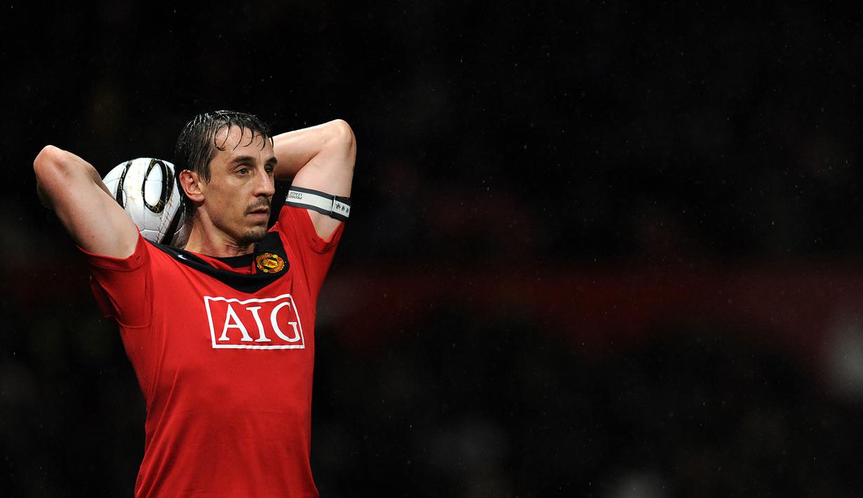 7. Gary Neville (Manchester United) - Neville menghabiskan seluruh karier bermainnya bersama Manchester United. Ia turut menyumbangkan 8 gelar Liga Inggris, 3 gelar Piala FA, 2 gelar Piala Liga, 2 gelar Liga Champions dan Piala Dunia Klub FIFA. (AFP/Paul Ellis)
