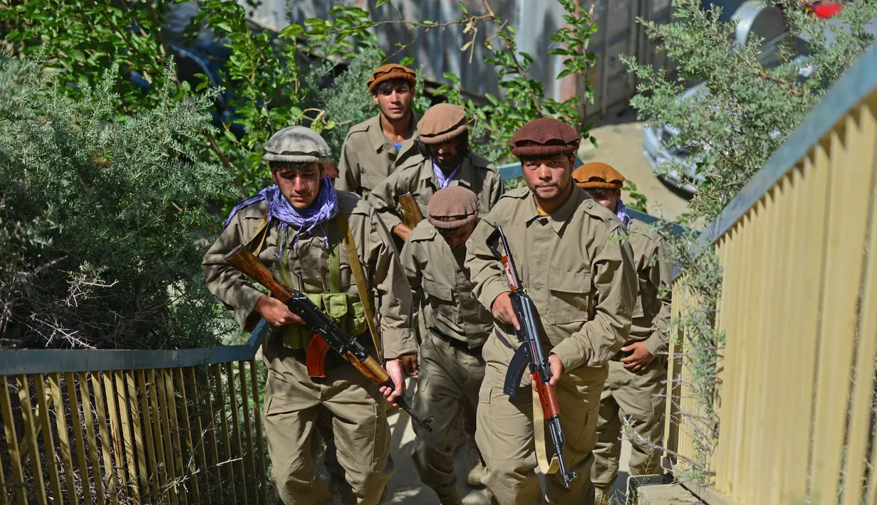 Personel baru pasukan keamanan Afghanistan saat pelatihan militer di daerah Bandejoy, Distrik Dara, Provinsi Panjshir, Afghanistan (21/8/2021). Kekuatan mereka dihimpun oleh Wapres Afghanistan, Amirullah Saleh yang mendeklarasikan dirinya sebagai pemimpin sah Afghanistan. (AFP/Ahmad Sahel Arman)