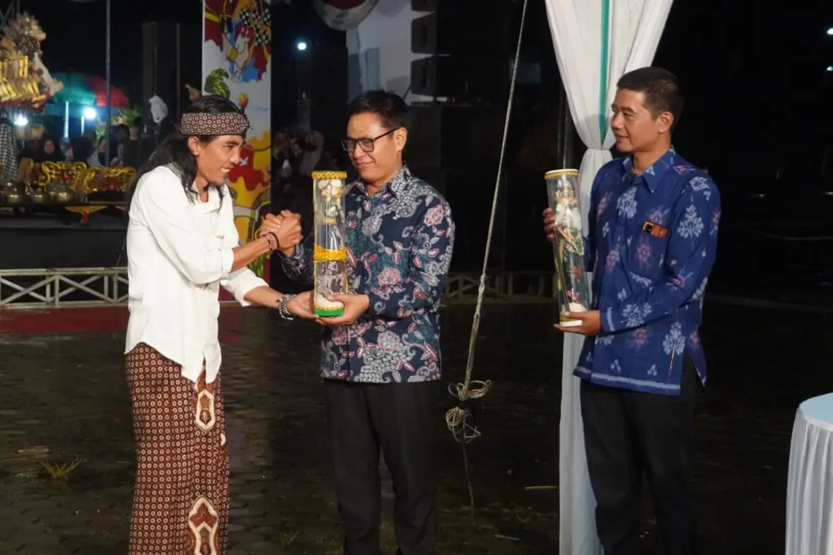 Wakil Bupati Joko Parwoto bersama Dalang Muda Gunungkidul
