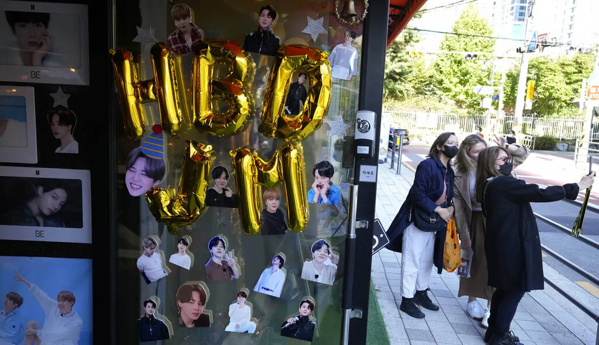 Kemeriahan Ultah Jimin BTS di Kota Seoul. (Foto: (AP Photo/Ahn Young-joon)