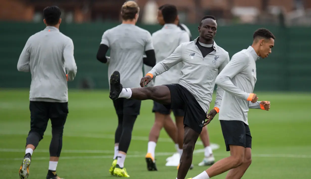 Gelandang Liverpool, Sadio Mane, tampak serius saat melakukan sesi latihan jelang laga  kualifikasi liga Champions di Melwood, Liverpool, Selasa (22/8/2017). Liverpool akan menghadapi Hoffenheim. (AFP/Oli Scarff)