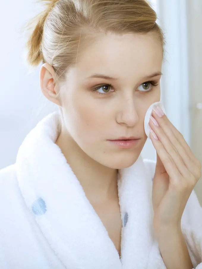 Cara mengatasi jerawat untuk kulit sensitif / Image: Shutterstock