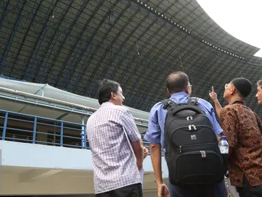 Subkontraktor pembangunan Stadion Gedebage menjelaskan konstruksi atap stadion pada tim ahli, Bandung, Rabu (10/6/2015). Penyidik dan tenaga ahli mengecek fisik stadion dalam kasus korupsi pembangunan Stadion Gedebage (Liputan6.com/Awan Harinto)