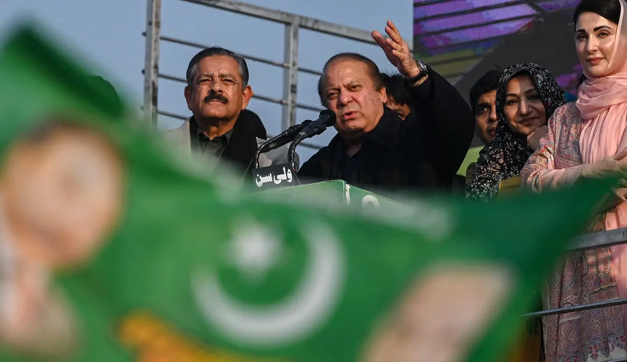 Mantan Perdana Menteri Pakistan dan pemimpin partai Liga Muslim Pakistan (PML) Nawaz Sharif (tengah) saat berbicara dalam sebuah rapat umum kampanye pemilihan umum di Hafizabad, provinsi Punjab, pada 18 Januari 2024. (Arif ALI/AFP)
