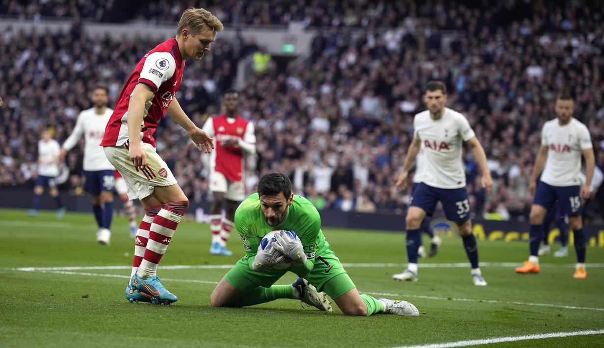 Hugo Lloris. Kiper Prancis berusia 35 tahun dan telah memperkuat Tottenham Hotspur selama 10 musim sejak 2012/2013 ini selalu dipercaya pelatih Nuno Espirito Santo dan penggantinya Antonio Conte sebagai pilihan utama di bawah mistar gawang Spurs pada Liga Inggris musim 2021/2022. Ia selalu tampil dalam seluruh 38 laga di Liga Inggris sebagai starter dan tampil penuh selama 90 menit di tiap laga. Itu berarti ia mampu tampil sempurna dalam total 3420 menit dengan torehan 16 kali clean sheet dan kebobolan 40 gol. (AP/Matt Dunham)