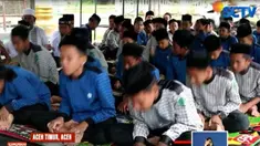 Sejumlah anak-anak berlomba menunjukkan kebolehannya dalam berzikir secara kompak dengan gerakan tubuhnya masing masing.
