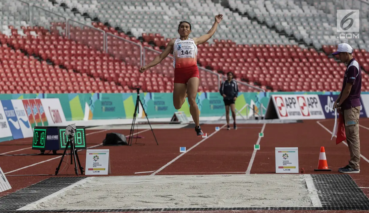Atlet Indonesia Maria Natalia Londa melakukan lompatan dalam final lompat jauh putri atletik 18th Asian Games Invitation Tournament di SUGBK, Jakarta, Minggu (11/2). Maria menyabet medali emas dengan lompatan 6,43 meter. (Liputan6.com/Faizal Fanani)