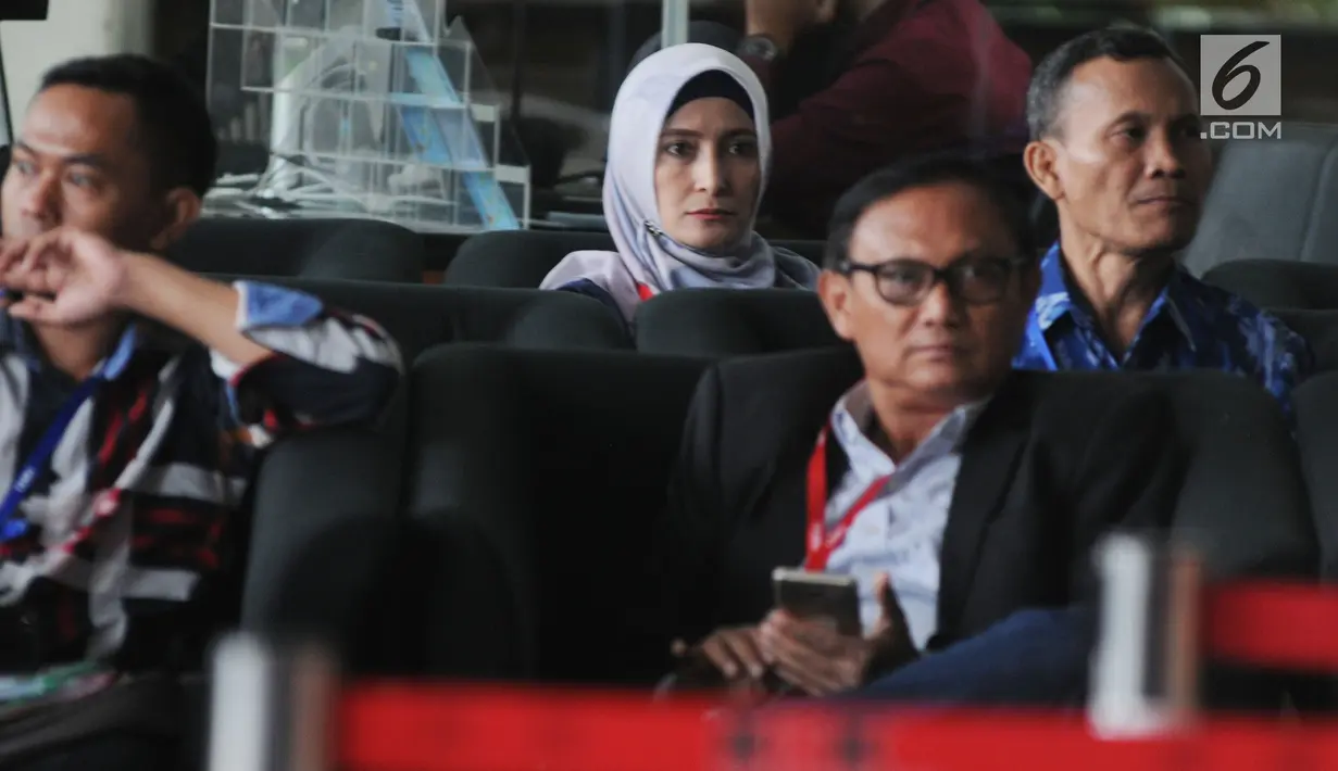 Artis Inneke Koesherawati (berkerudung) duduk di ruang tunggu gedung KPK sebelum menjalani pemeriksaan, Jakarta, Selasa (24/7). Inneke Koesherawati akan diperiksa sebagai saksi untuk tersangka Andri Rahmat. (Merdeka.com/Dwi Narwoko)