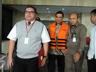 Bupati Rokan Hulu, Suparman mengenakan rompi tahanan usai menjalani pemeriksaan di gedung KPK, Jakarta, Selasa (7/6). (Liputan6.com/Helmi Afandi)