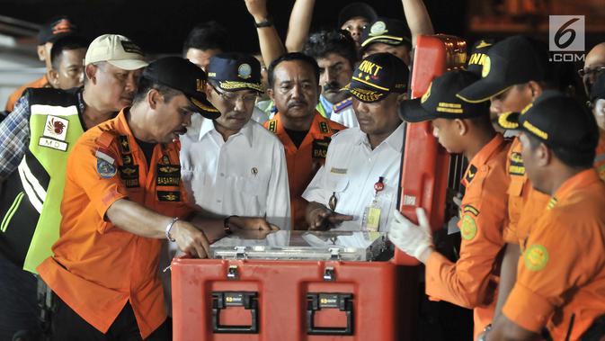 Menteri Perhubungan Budi Karya didampingi Kepala KNKT Soerjanto Tjahjono melihat Black Box atau kotak hitam pesawat Lion Air JT 610 di posko evakuasi JICT 2, Tanjung Priok, Jakarta, Kamis (1/11).  (Merdeka.com/Iqbal S. Nugroho)