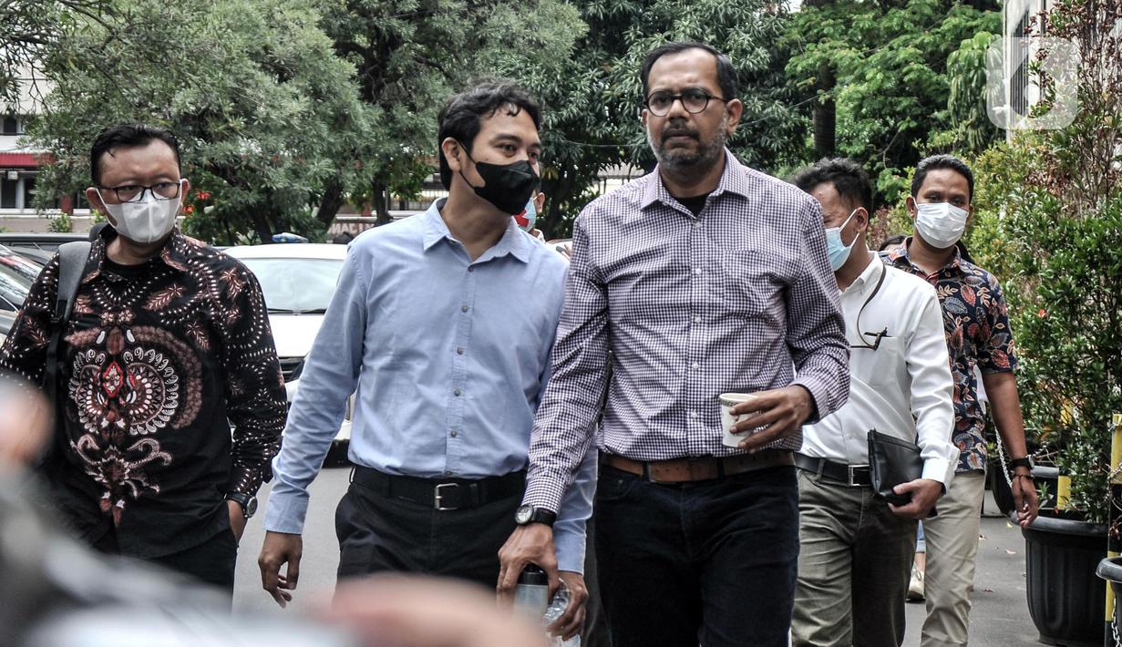 Direktur Lokataru Haris Azhar (kanan) didampingi kuasa hukum saat tiba di Polda Metro Jaya, Jakarta, Senin (21/3/2022). Luhut Binsar Pandjaitan melaporkan tayangan yang diunggah akun Youtube Haris Azhar pada 20 Agustus 2021. (merdeka.com/Iqbal S. Nugroho)