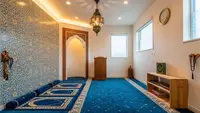 7 Desain Mushola di Rumah untuk 3–4 Anggota Keluarga yang Kecil Tapi Nyaman
