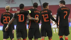 Pemain Belanda Donny van de Beek, Georginio Wijnaldum, Owen Wijndal, dan Steven Berghuis merayakan gol yang dicetak Memphis Depay ke gawang Polandia pada pertandingan UEFA Nations League di Silesian Stadium, Polandia, Rabu (18/11/2020). Belanda menang 2-1 atas Polandia. (AP Photo/Czarek Sokolowski)