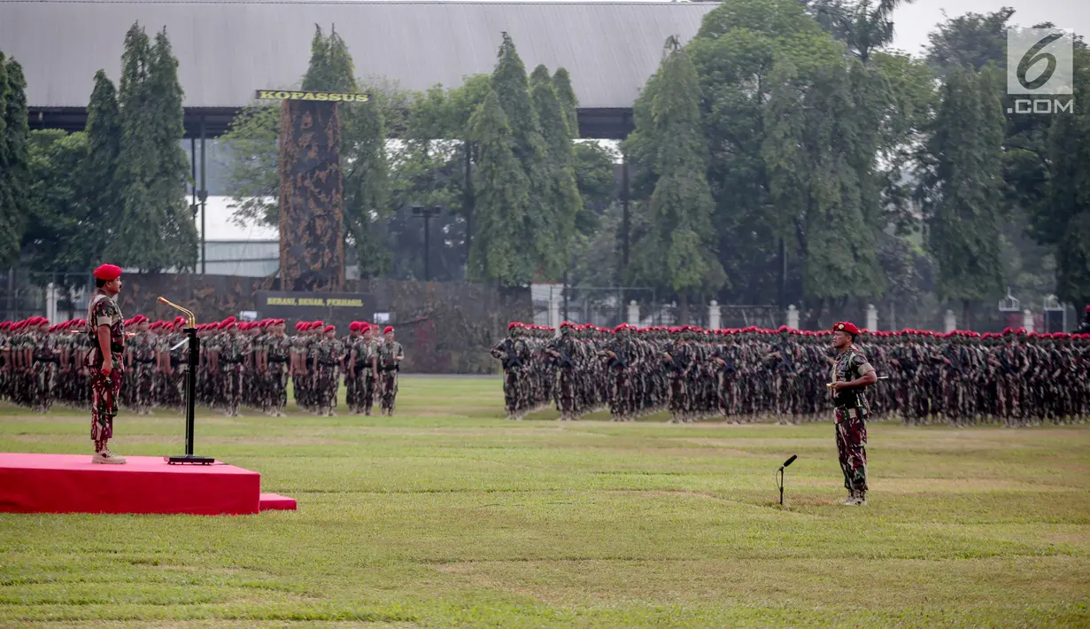 Panglima TNI Marsekal Hadi Tjahjanto saat memimpin upacara peringatan HUT ke-67 Kopassus di Markas Kopassus, Cijantung, Jakarta, Rabu (24/4). Pasukan Kopassus adalah prajurit pilihan. Prajurit yang ditempa dengan berbagai latihan, tantangan, dan medan pertempuran. (Liputan6.com/Faizal Fanani)