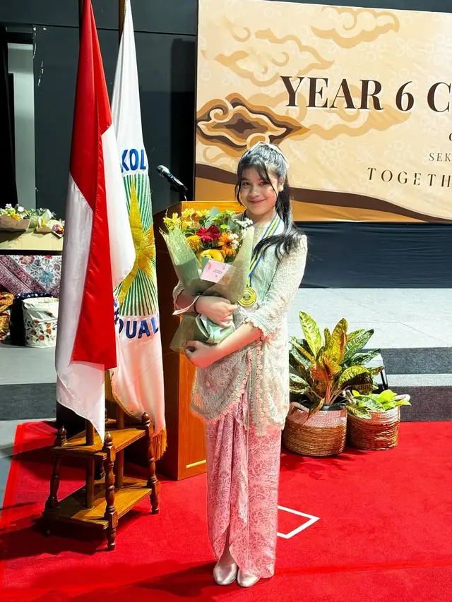 7 Potret Kelulusan Sekolah Jizzy Anak Vino Bastian, Penuh Kebahagiaan