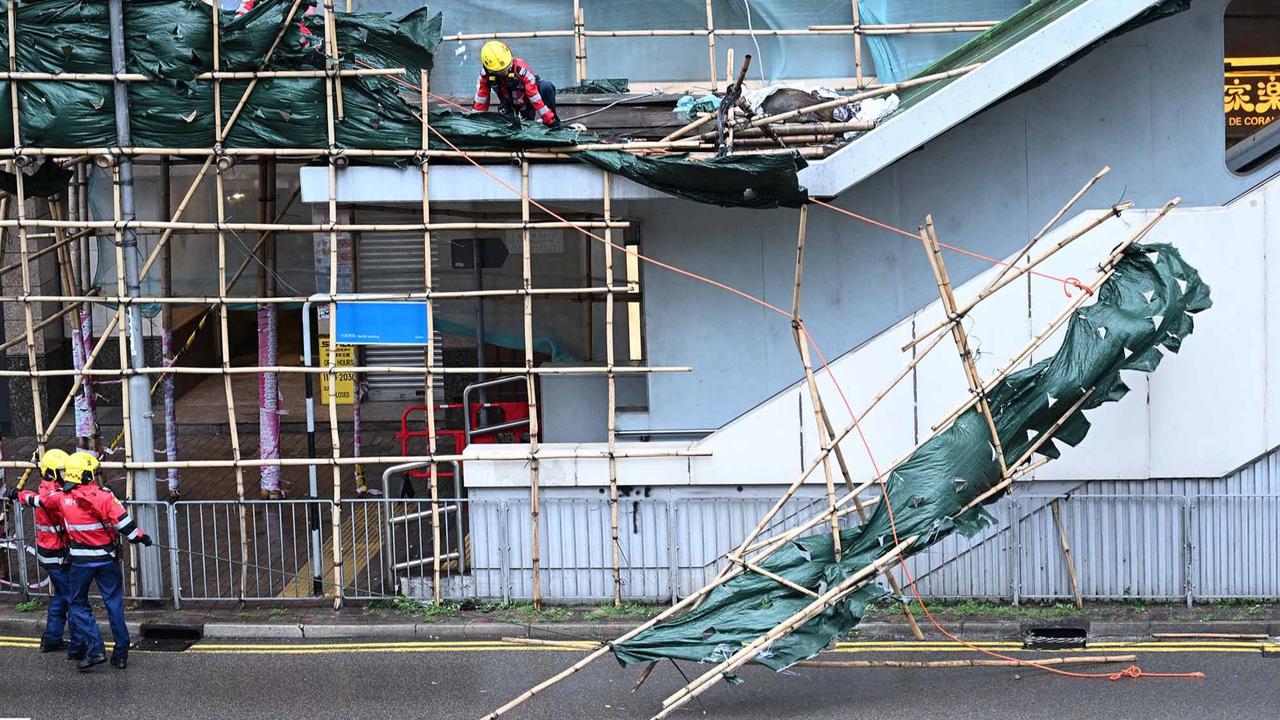 FOTO: Topan Wipha Lumpuhkan Hong Kong, Peringatan Tertinggi Diberlakukan