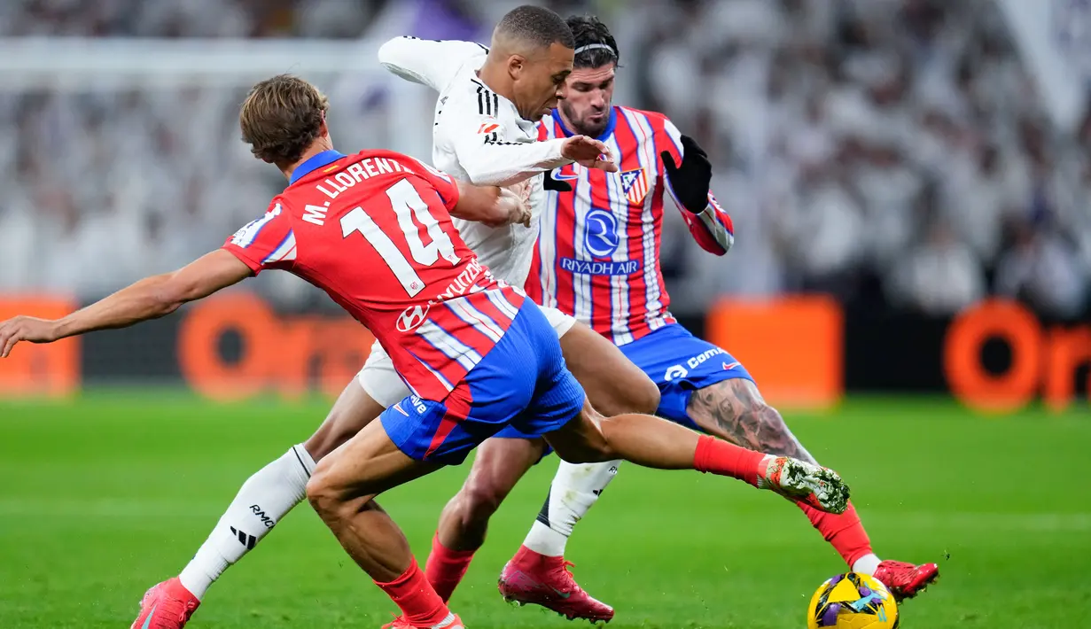 Hasil imbang membuat posisi dua pelakon Derby Madrid ini tak berubah di klasemen. Real Madrid tetap memimpin dengan keunggulan satu poin atas Atletico Madrid yang berada di peringkat dua. (AP Photo/Manu Fernandez)