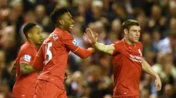 Daniel Sturridge (kiri) merayakan gol bersama rekan-rekannya saat melawan Everton pada lanjutan Liga Inggris di Stadion Anfield, Liverpool, Kamis (21/4/2016) dini hari WIB. (AFP/Paul Ellis)