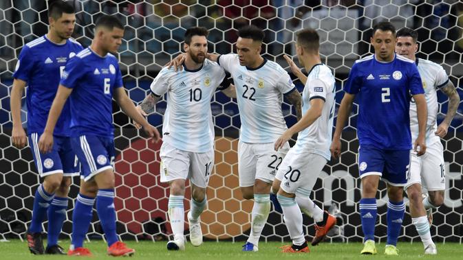 Lionel Messi mencetak gol untuk Argentina ke gawang Paraguay lewat tendangan penalti. (AFP/Douglas Magno)