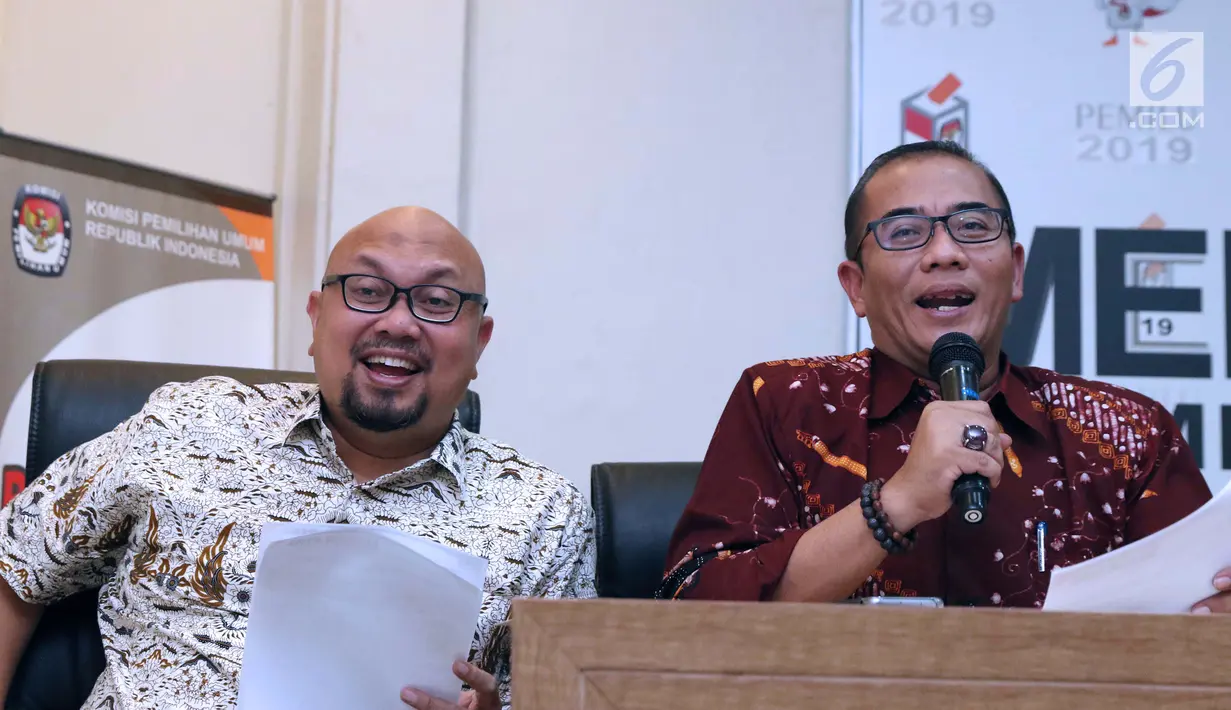 Komisioner KPU, Hasyim Asyari (kanan) membacakan hasil LPSDK Partai Politik peserta Pemilu 2019 di Jakarta, Rabu (2/1). 16 partai politik serta tim kampanye pasangan Capres/Cawapres telah menyerahkan LPSDK masing-masing. (Liputan6.com/Helmi Fithriansyah)