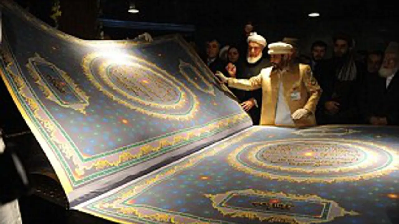 Al-Quran Raksasa di Pusat Kebudayaan di Kabul, Afganistan