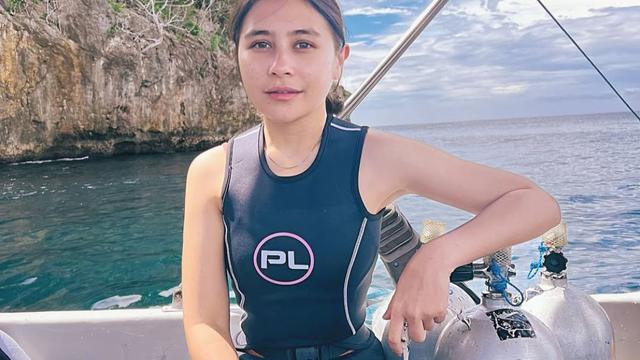 Potret Prilly Latuconsina santai di pantai credit: (https://www.instagram.com/prillylatuconsina96/)