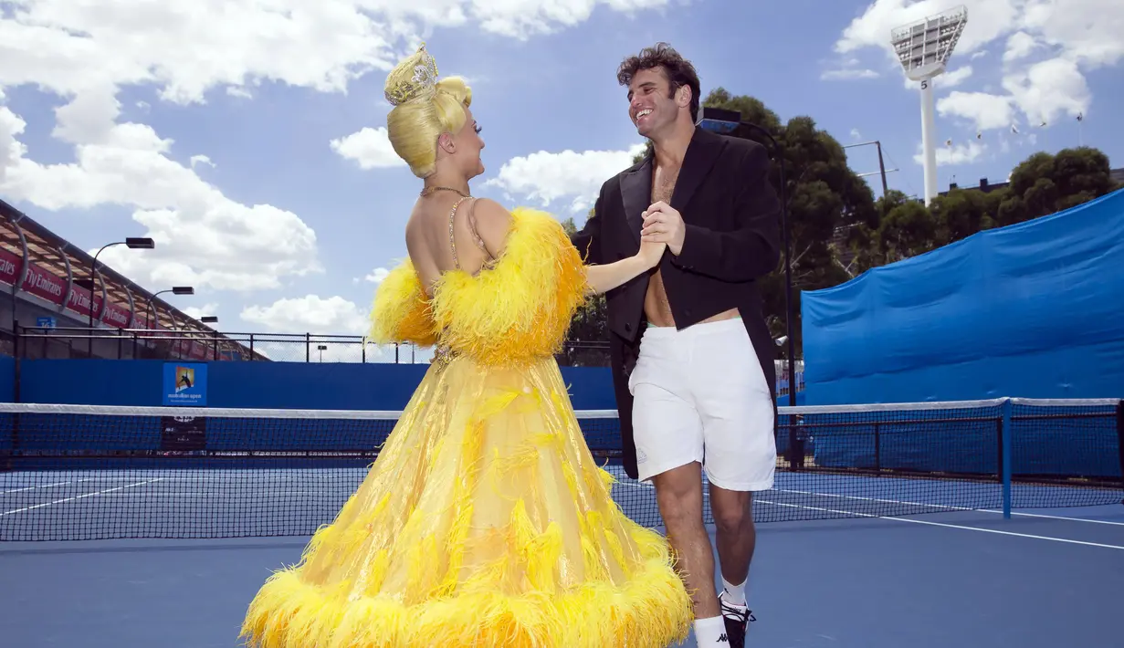 Meski awalnya malu-malu, Malek Jaziri akhirnya mau untuk berdansa dengan Sophia Katos di acara promosi turnamen tenis Australia Terbuka, Melbourne Park, Kamis (22/1/2015). (Reuters/Fiona Hamilton)