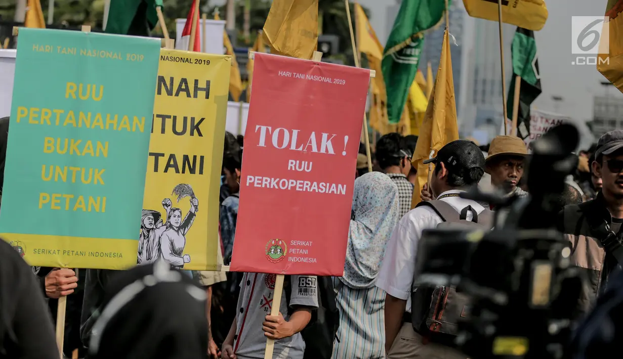 Massa yang tergabung dari Serikat Petani Indonesia (SPI) bersama mahasiswa menggelar aksi demo di depan gedung DPR/MPR RI, Jakarta, Selasa (24/9/2019). Dalam aksinya mereka menuntut DPR menghentikan pembahasan lima rancangan undang-undang yang menyangkut pertanian. (Liputan6.com/Faizal Fanani)
