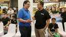 Gubernur DKI Jakarta Anies Baswedan berbincang dengan Ketum Partai Golkar sekaligus Menteri Perindustrian Airlangga Hartarto di Pluit Village Mall, Jakarta, Minggu (29/7). Mereka hadir pada acara National Training Camp Jr NBA. (Liputan6.com/Fery Pradolo)