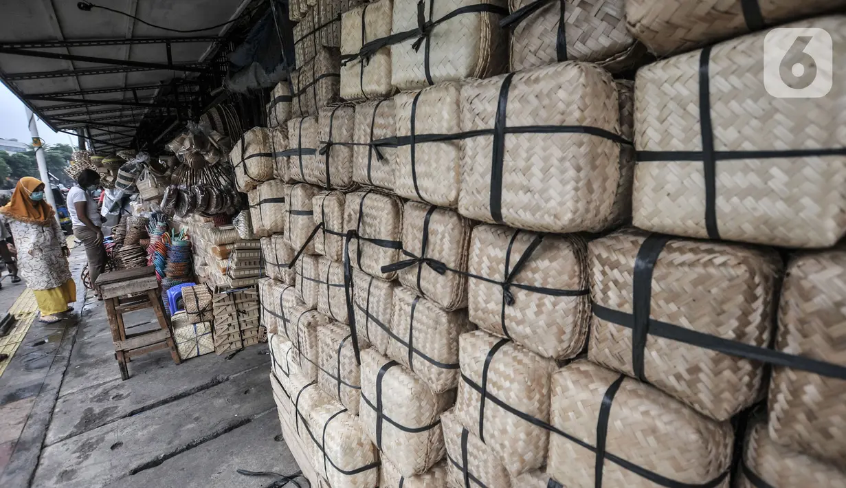 Besek bambu dijual di kawasan Jatinegara, Jakarta, Senin (19/7/2021). Penjualan besek bambu yang digunakan sebagai wadah daging kurban saat Idul Adha pada tahun ini mengalami penurunan hingga 50 persen. (merdeka.com/Iqbal S. Nugroho)