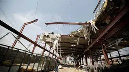 Suasana pabrik pipa dan pompa air usai terkena serangan udara Arab Saudi, Kamis (15/9). Pabrik yang memproduksi pipa dan pompa ini hancur usai diserang oleh rudal Arab Saudi. (REUTERS/Khaled Abdullah)