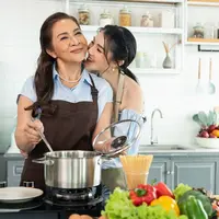 Ilustrasi memeluk orang tua, ibu dan anak perempuannya, memasak. (Image by our-team on Freepik)