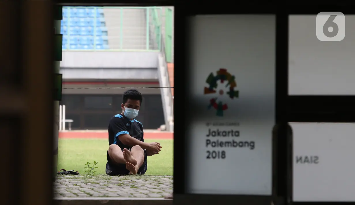 Seorang pasien berstatus orang tanpa gejala (OTG) senam di Stadion Patriot Chandrabaga, Bekasi, Jawa Barat, Minggu (27/9/2020). Dari 28 pasien OTG, beberapa di antaranya mengikuti senam di arena stadion karena masih menunggi hasil pemeriksaan. (Liputan6.com/Herman Zakharia)