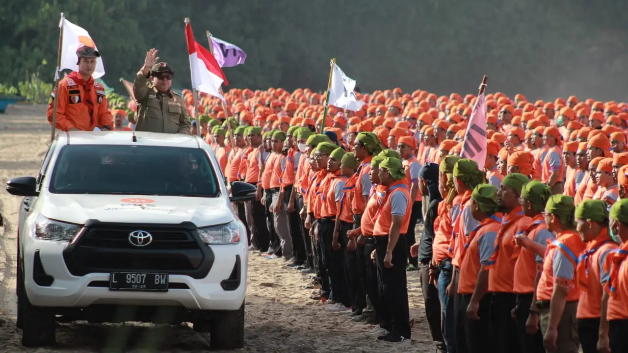 Kang Irwan membakar semangat peserta Kembara 2022 di Pantai Ngantep, Malang.  (Istimewa).