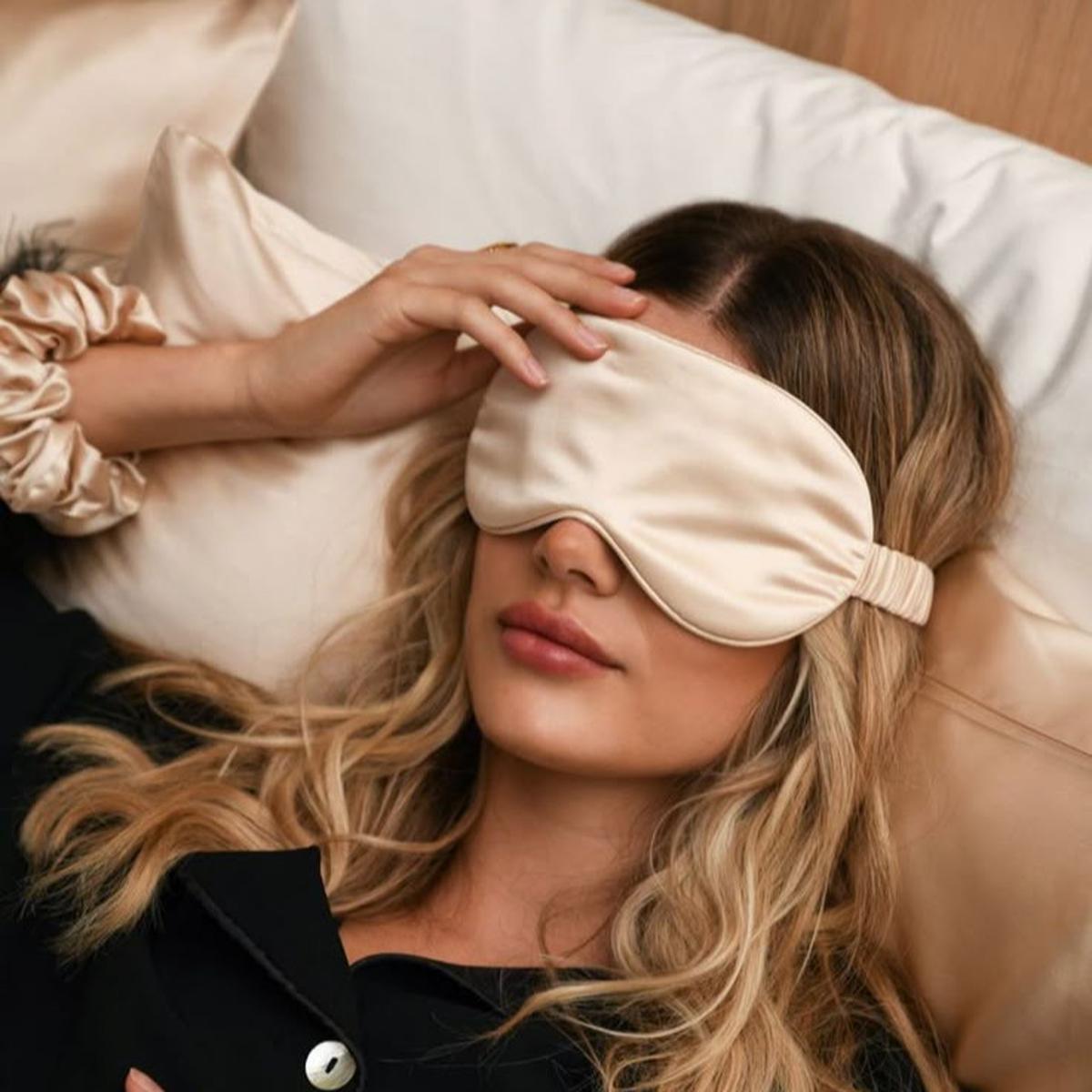 Ilustrasi Tidur Dengan Menggunakan Sarung Bantal Satin (©Pinterest)