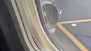 Kondisi mesin pesawat Southwest Airlines yang mengalami kerusakan saat mendarat darurat di Bandara Internasional Philadelphia, Selasa (17/4). Mesin pesawat tiba-tiba meledak saat sedang mengudara yang membuat jendela pecah. (HO/KRISTOPHER JOHNSON/AFP)