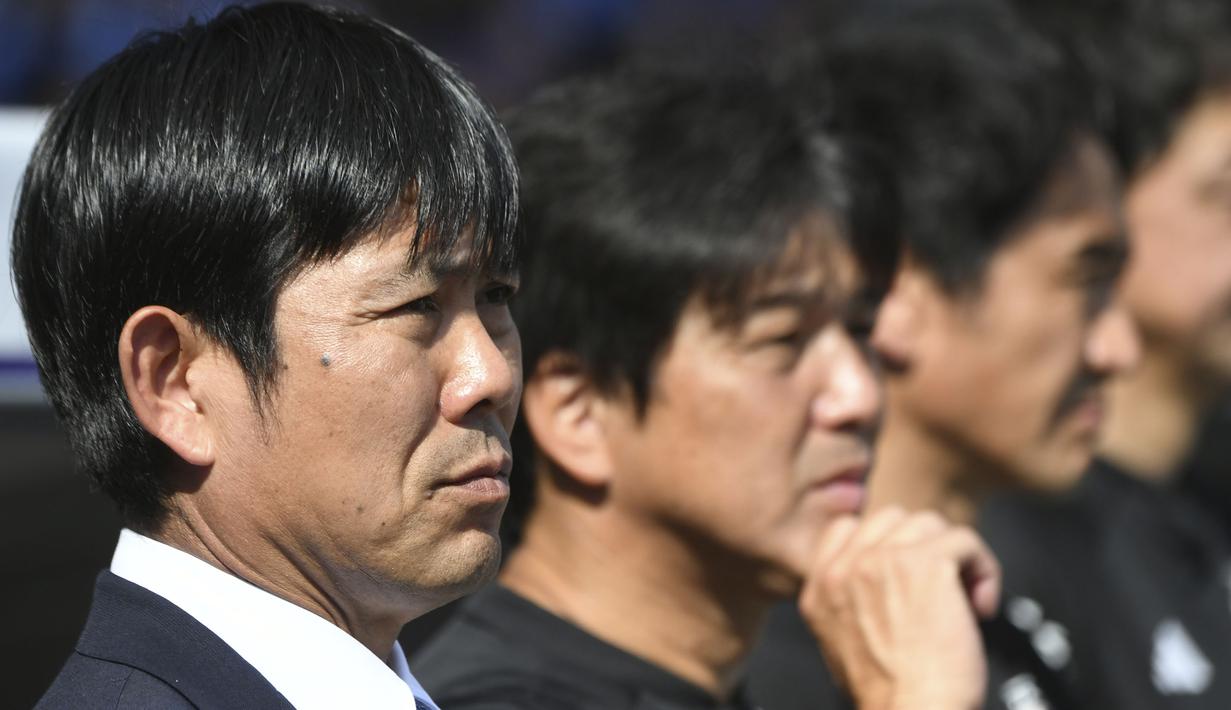 Pelatih Timnas Jepang, Hajime Moriyasu mengamati jalannya pertandingan menghadapi Timnas Turki pada laga persahabatan FIFA Matchday di Luminus Arena, Genk, Belgia, Selasa (12/9/2023) malam WIB. (AP Photo/Frederic Sierakowski)