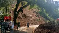 Pembersihan material longsor yang menutup Jalan Lintas Tarutung-Sibolga, Km 31, tepatnya di Kecamatan Adiankoting, Kabupaten Tapanuli Utara