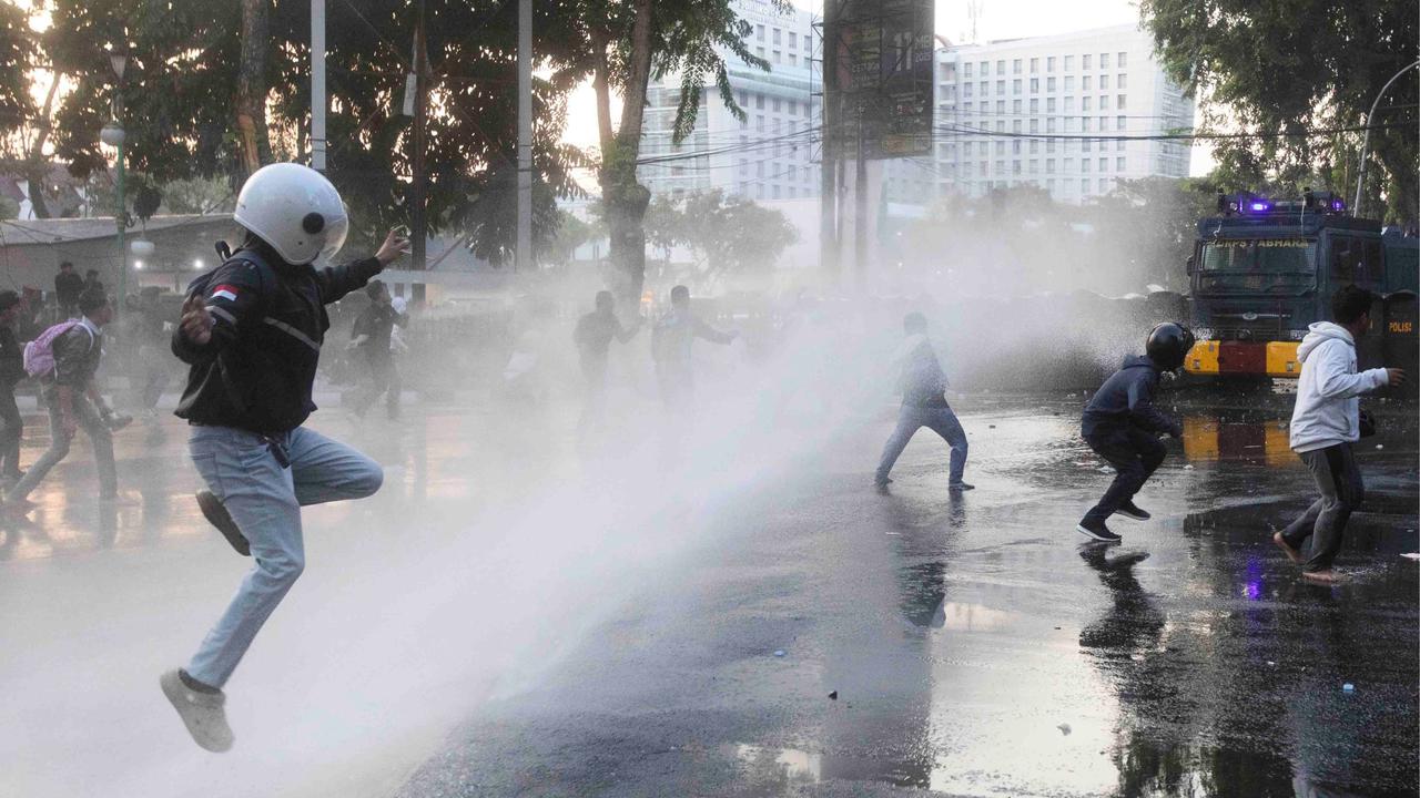 FOTO: Ricuh Aksi Mahasiswa Tolak Tunjangan DPR, Polisi Semprotkan Water Canon