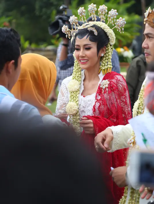 Wejangan pun diberikan untuk Rasti dan Arie Dwi Andhika, sang pembawa acara mengatakan agar mereka menjadi pasangan yang saling menyayangi, lalu ada yang mengejutkan bahwa Rasti didoakan soal persalinan. (Daniel Kampua/Bintang.com)