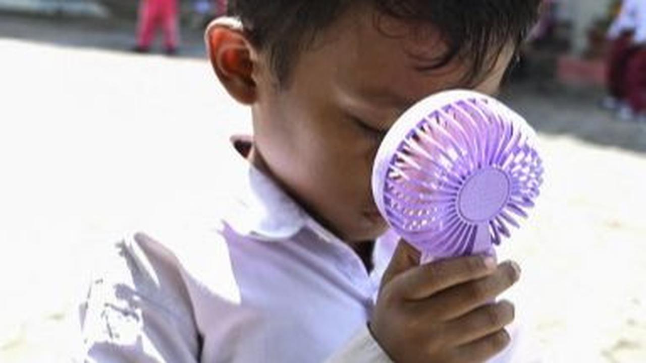 Tak hanya itu, pihak sekolah juga mengizinkan para siswa untuk membawa kipas angin portabel untuk menyegarkan tubuhnya. Foto: Chaideer Mahyuddin/AFP
