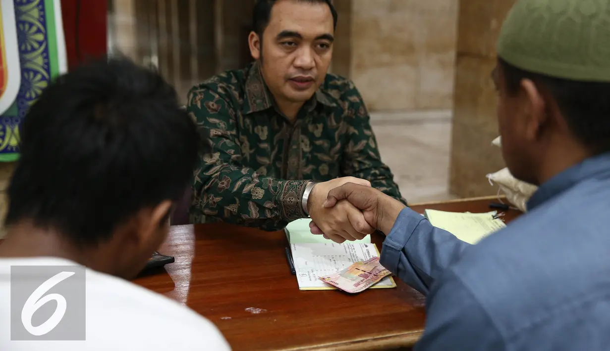 Petugas zakat melakukan ijab kabul penerimaan zakat di Masjid Istiqlal, Jakarta, Jumat (1/7). Pembayaran zakat berupa beras 3,5 liter atau 2,7 kg atau uang senilai Rp 50 ribu untuk kelas A dan Rp 45 ribu untuk kelas B. (Liputan6.com/Faizal Fanani)
