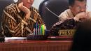 Presiden Joko Widodo atau Jokowi (kiri) didampingi Wakil Presiden Jusuf Kalla saat memimpin rapat terbatas (ratas) di Kantor Presiden, Jakarta, Senin (29/4/2019). Pemerintah berencana memindahkan Ibu Kota Indonesia dari Jakarta ke daerah lain di luar Jawa. (Liputan6.com/HO/Radi)
